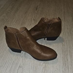 Sugar Brown Ankle Booties Size 8 Zipper Side Small Heel